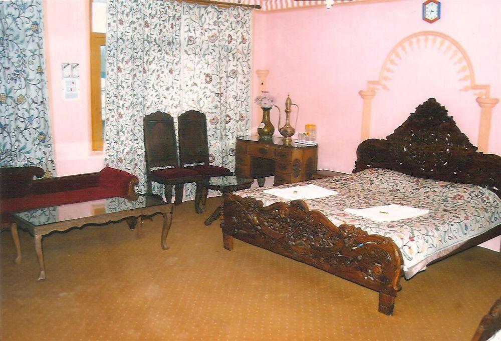 Hotel Zahgeer Continental - Srinagar Exteriér fotografie