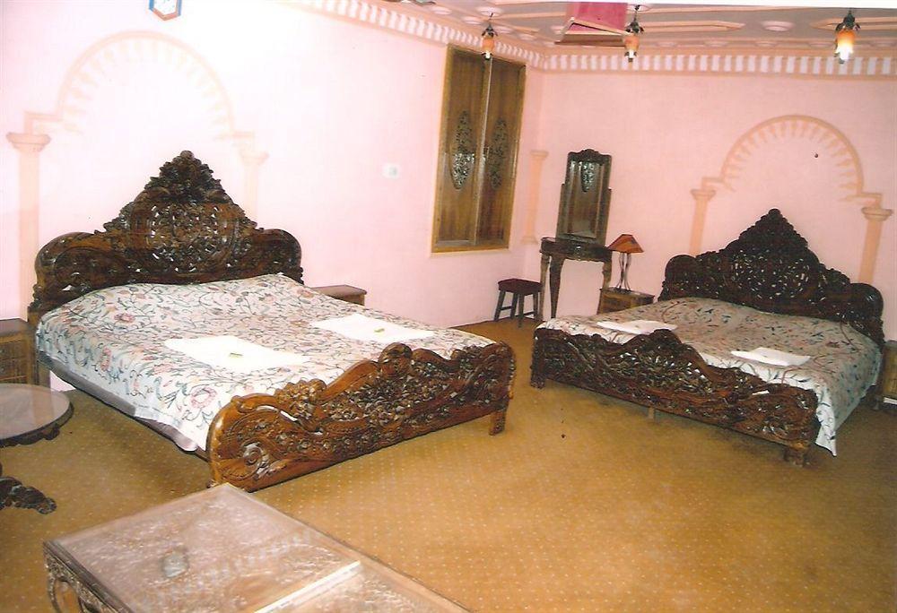 Hotel Zahgeer Continental - Srinagar Exteriér fotografie