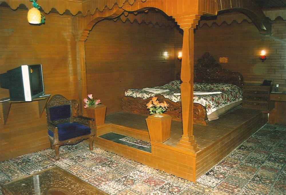 Hotel Zahgeer Continental - Srinagar Exteriér fotografie