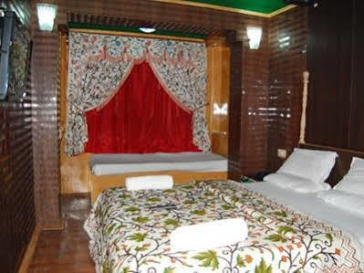 Hotel Zahgeer Continental - Srinagar Exteriér fotografie